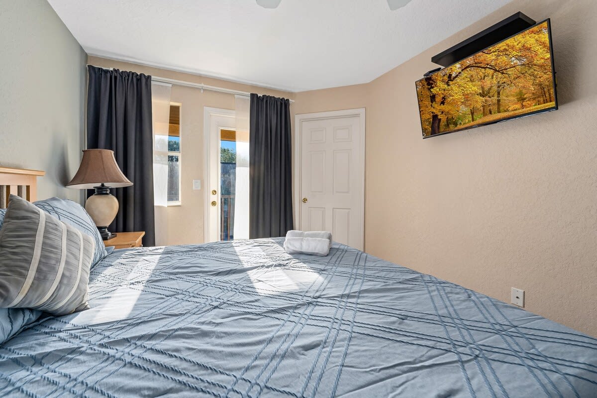 Family townhome w/pool slide & lazy river