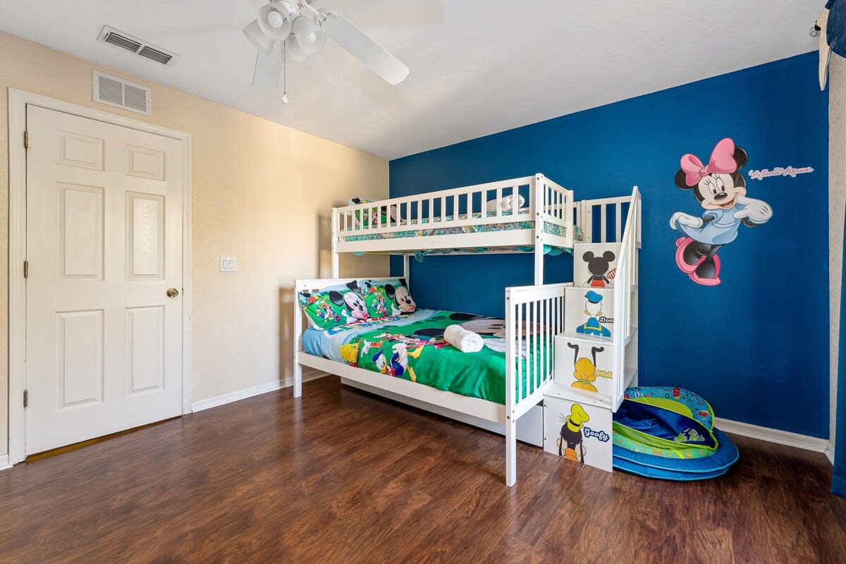 Family townhome w/pool slide & lazy river