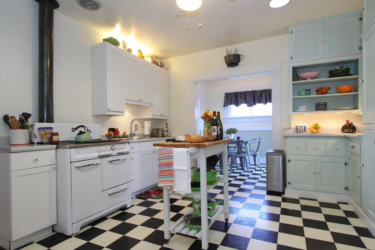 Charming Retro Bungalow With Modern Conveniences - Inviting Getaway - Santa Rosa, CA