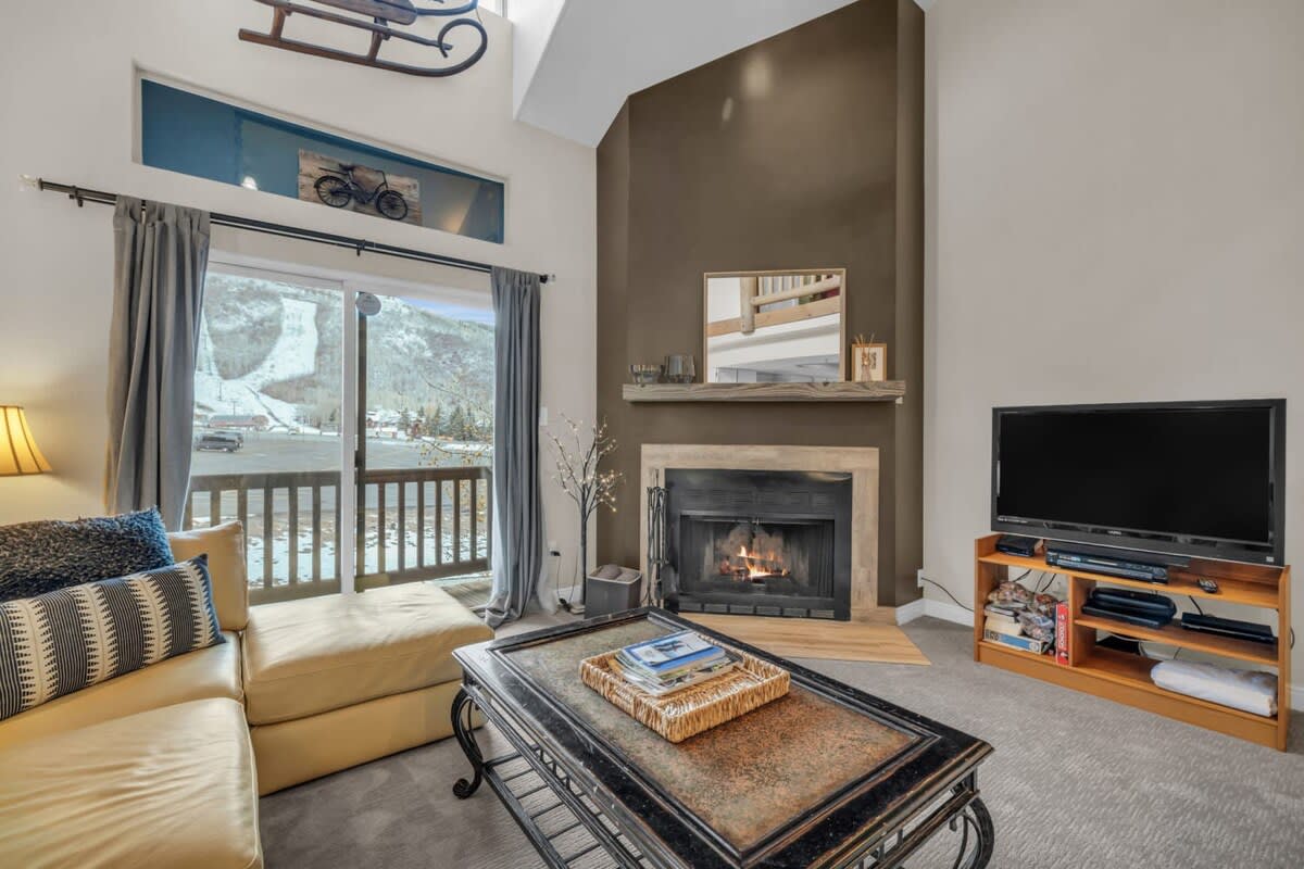 2BD Condo w/Ski Run Views & Hot Tub Access