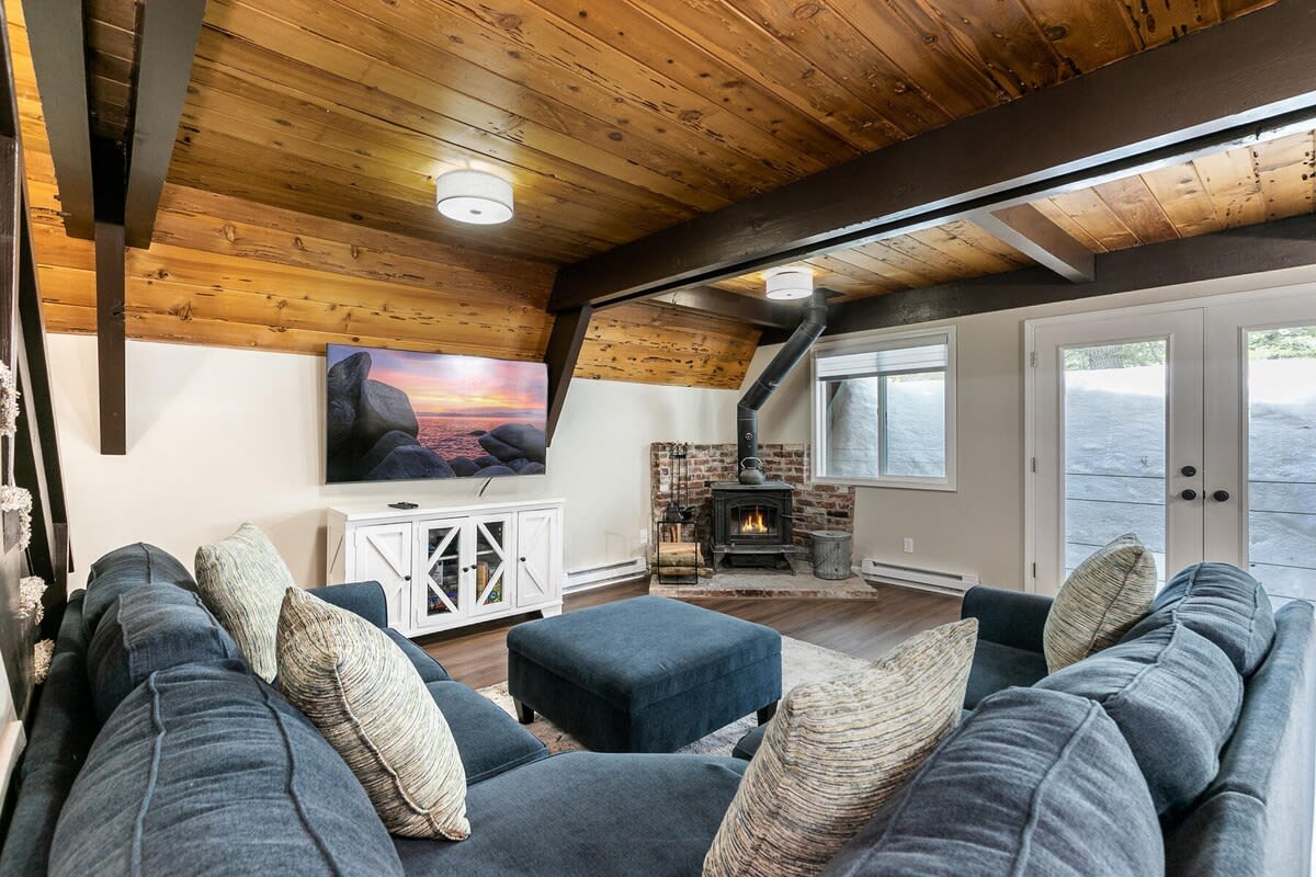 Rustic & Modern 3BDR Tahoe Cabin