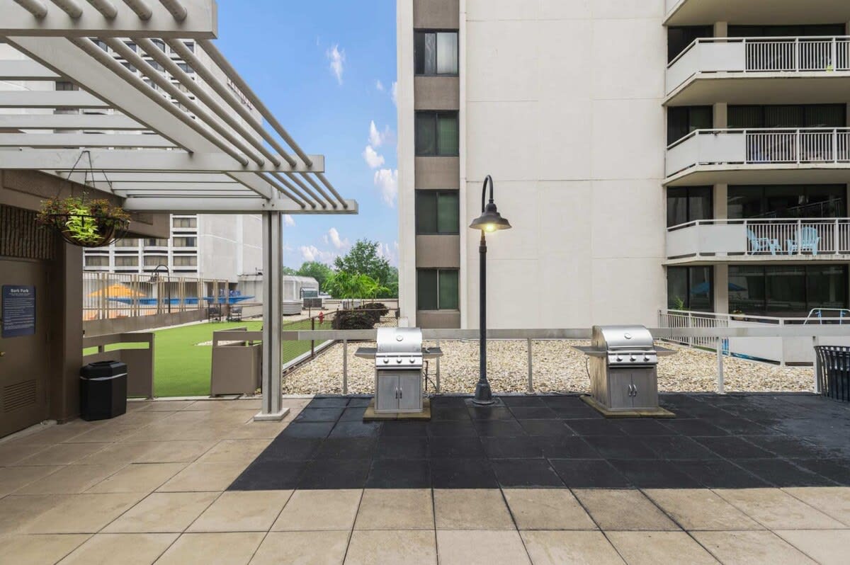 Apt Steps Away From Crystal City Metro Station