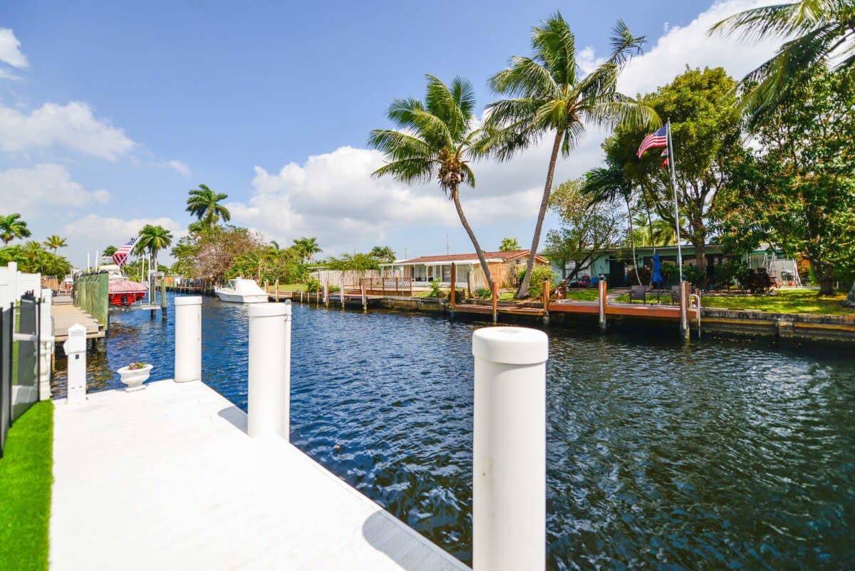 Waterfront Pool Home to Few Minutes to Beach