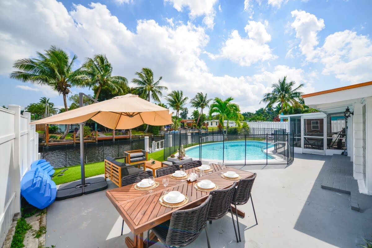 Waterfront Pool Home to Few Minutes to Beach