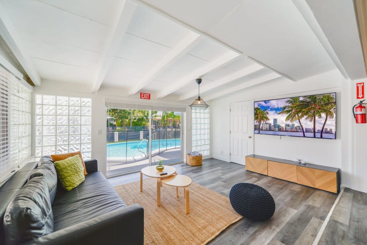 Waterfront Pool Home to Few Minutes to Beach