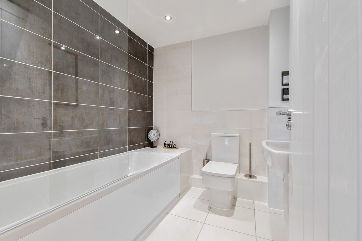 1 Bed Modern Apartment in a Converted Mill - Picture 4