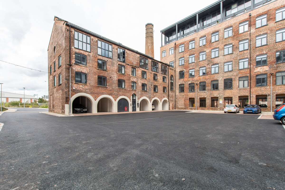1 Bed Modern Apartment in a Converted Mill - Picture 5