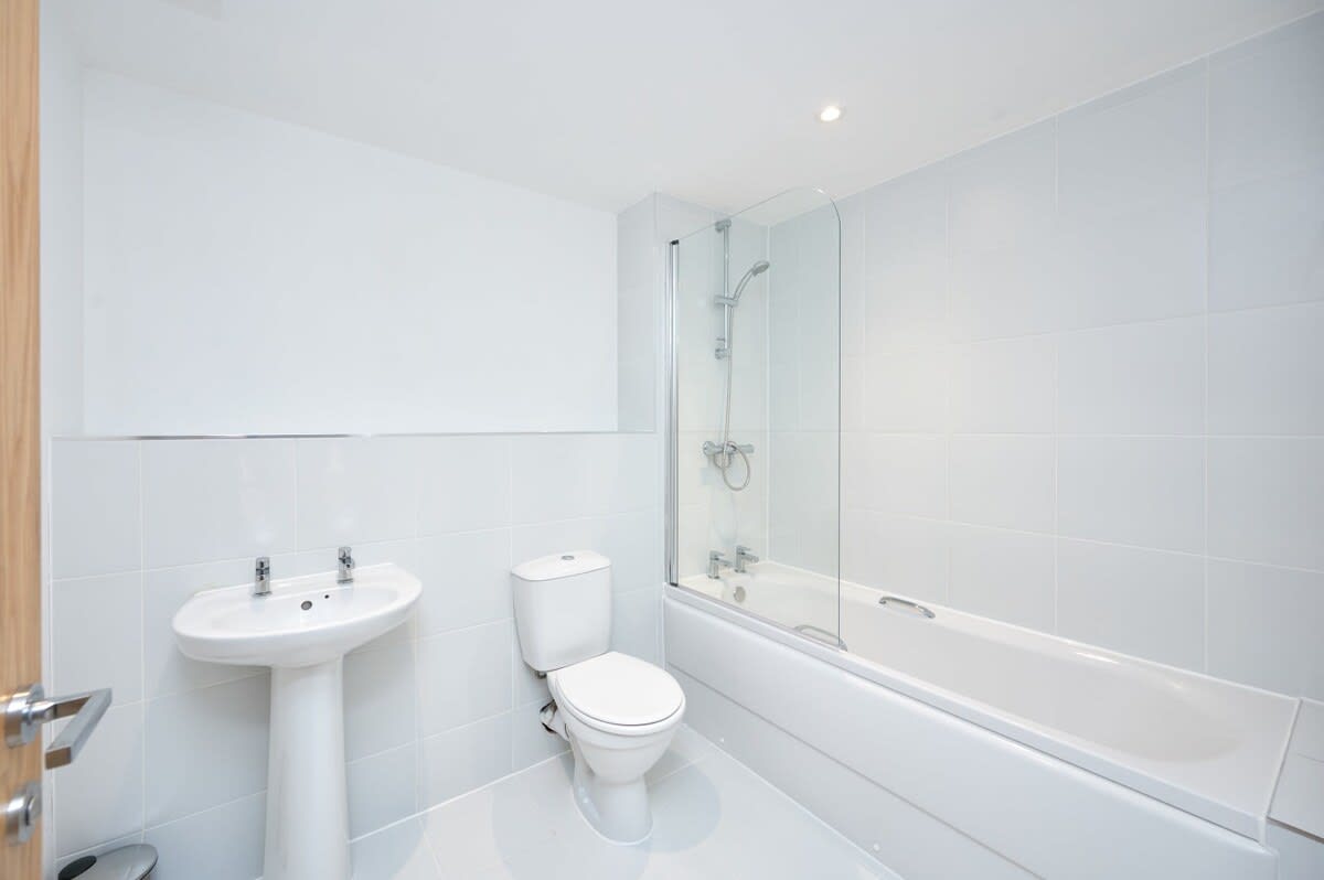 Gorgeous 1 Bed Apartment with Parking in Preston