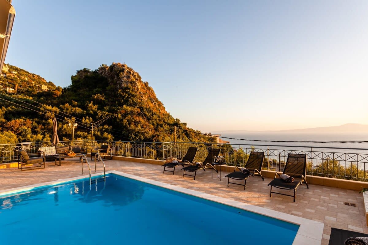 Aigli Luxury Getaway - Seaview Retreats Upto 14ppl — Kato Verga, Messenia — vacation rental