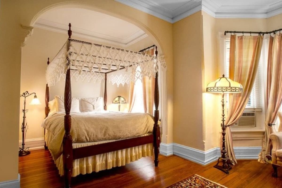 Historic DuPont Circle Inn ~ Canopy Room — District of Columbia, DC — vacation rental