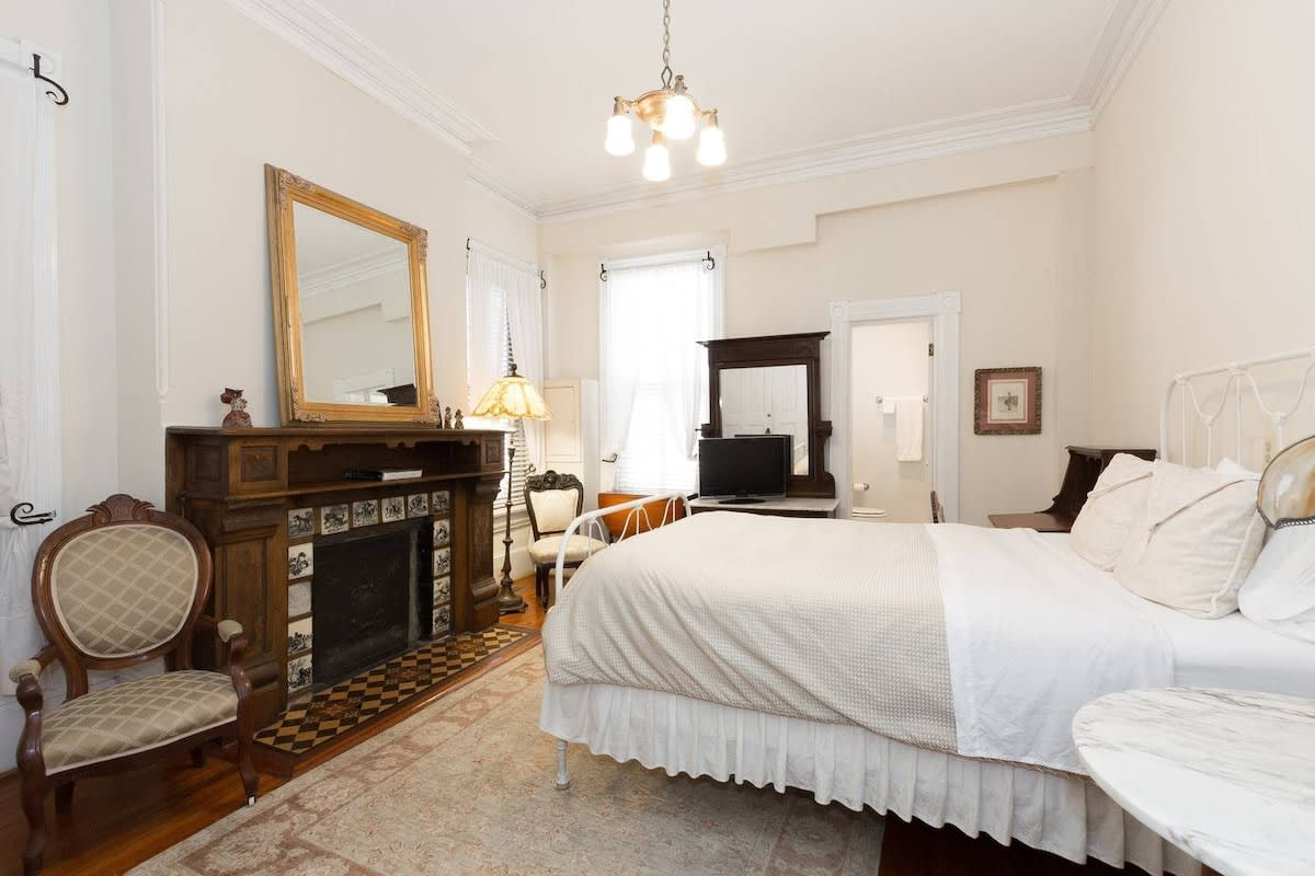 Historic DuPont Circle Inn ~ Victorian Room 6