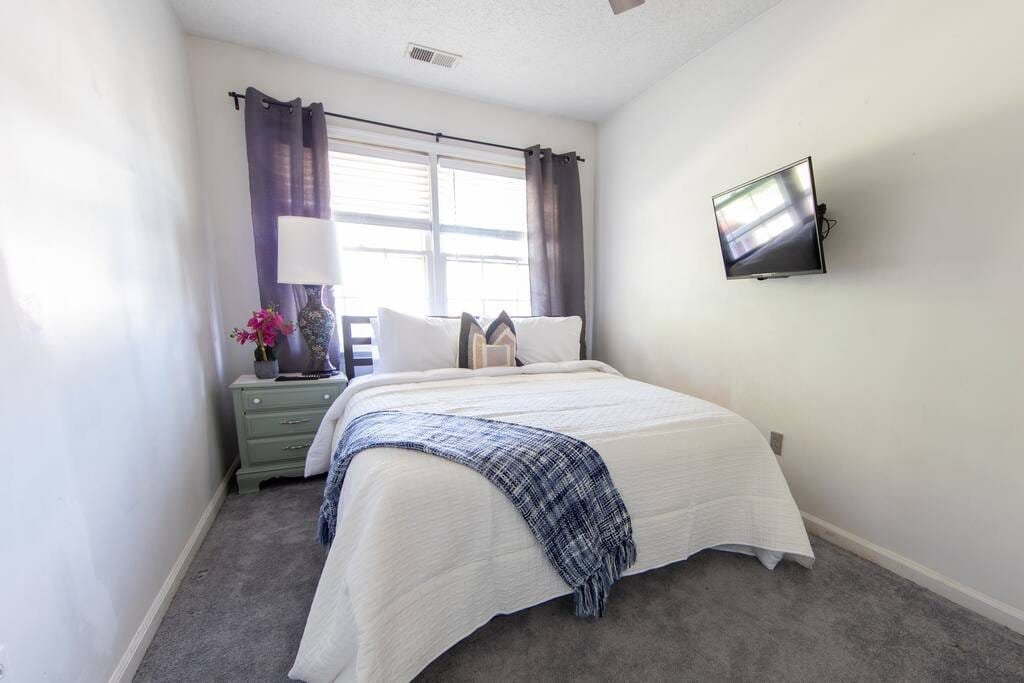 Cheerful 2 Bedroom Home near Virginia Wesleyan 6