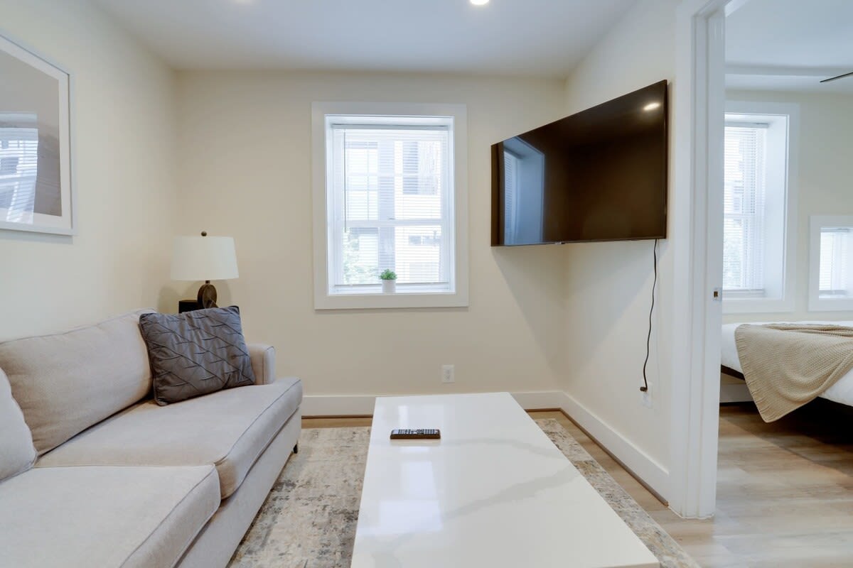 Sojourn on 9th 2BR near Convention Center & Metro 6