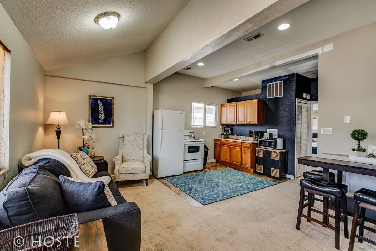 Steps to Downtown, Pikes Peak Views and Fast Wi Fi — Colorado Springs, CO — vacation rental