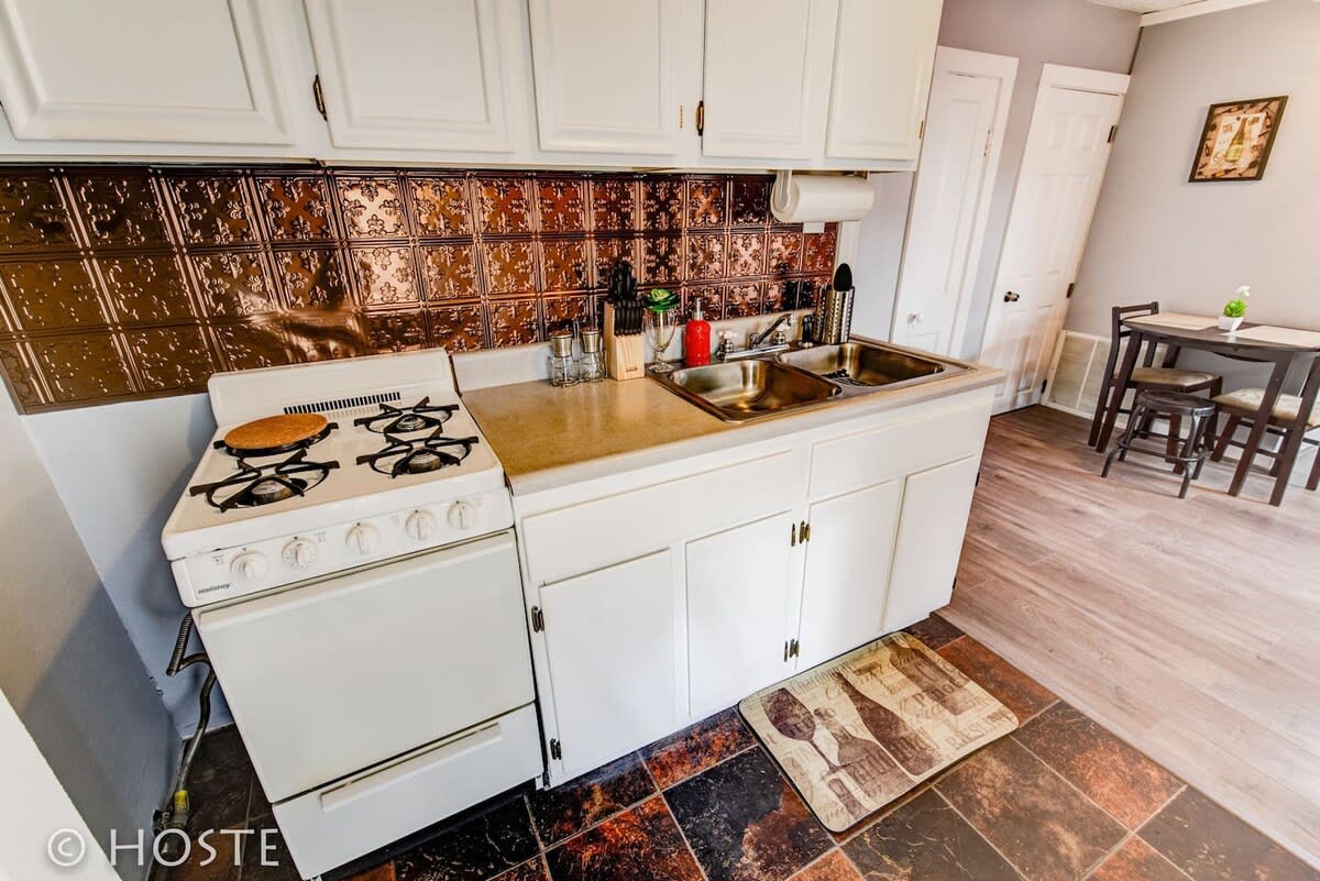 Downtown Cottage with Netflix TV near Old Colorado 6