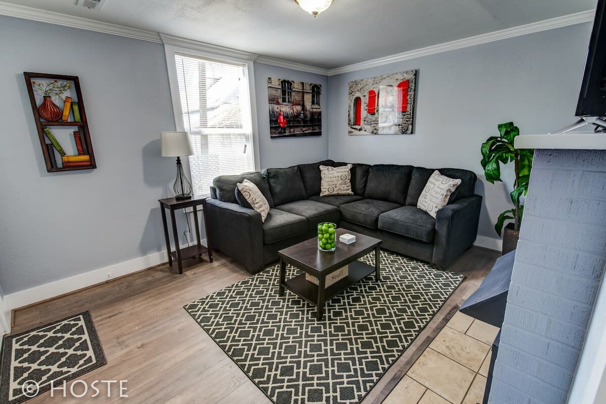 Downtown Cottage with Netflix TV near Old Colorado