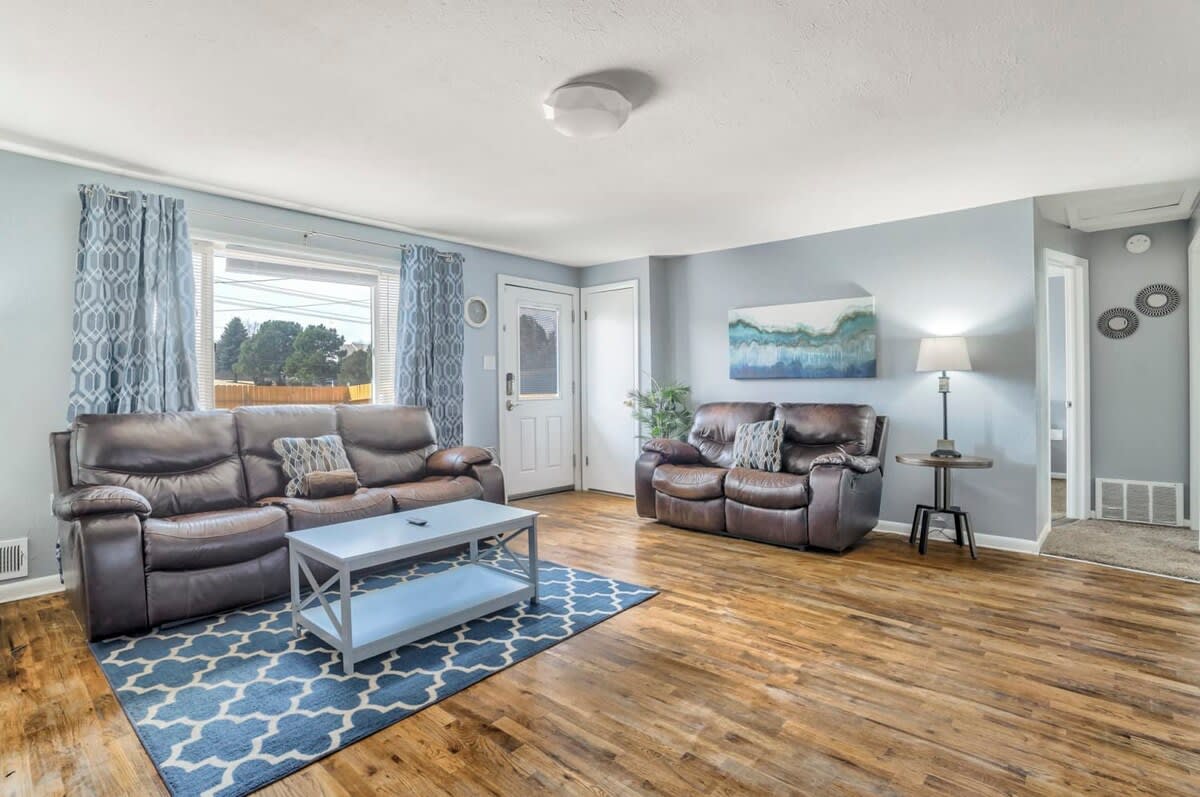 3BR Dog-Friendly, Midterm & Corporate near Airport — Colorado Springs, CO — vacation rental