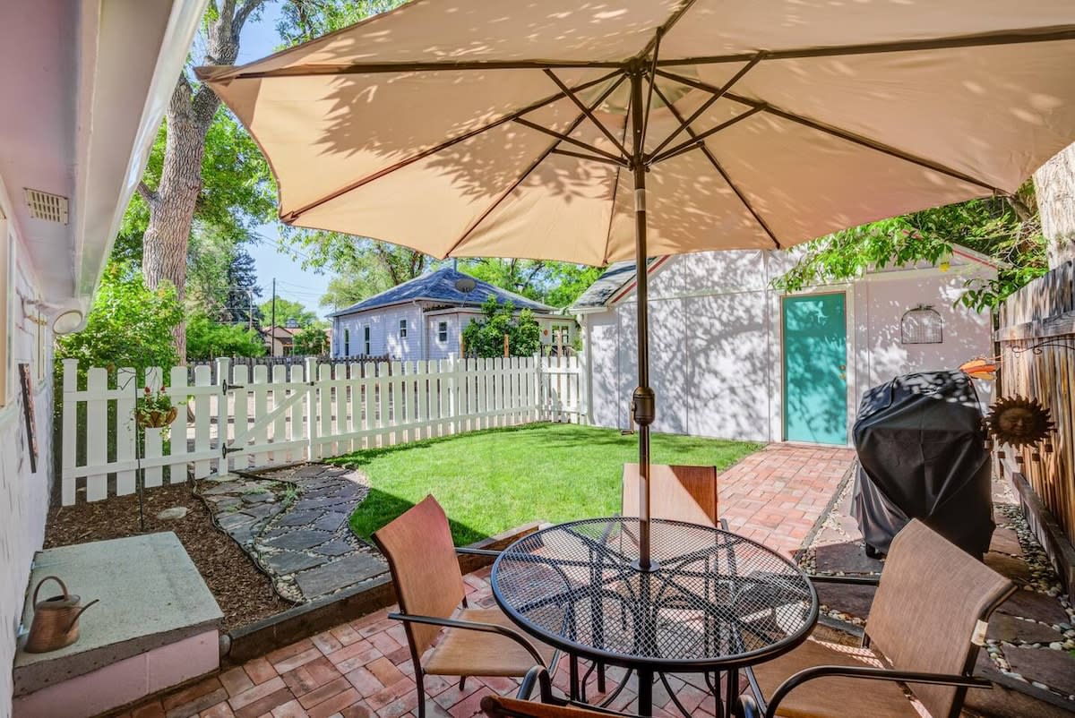 1BR Charming Cottage Near Broadmoor, Zoo, and more — Colorado Springs, CO — vacation rental
