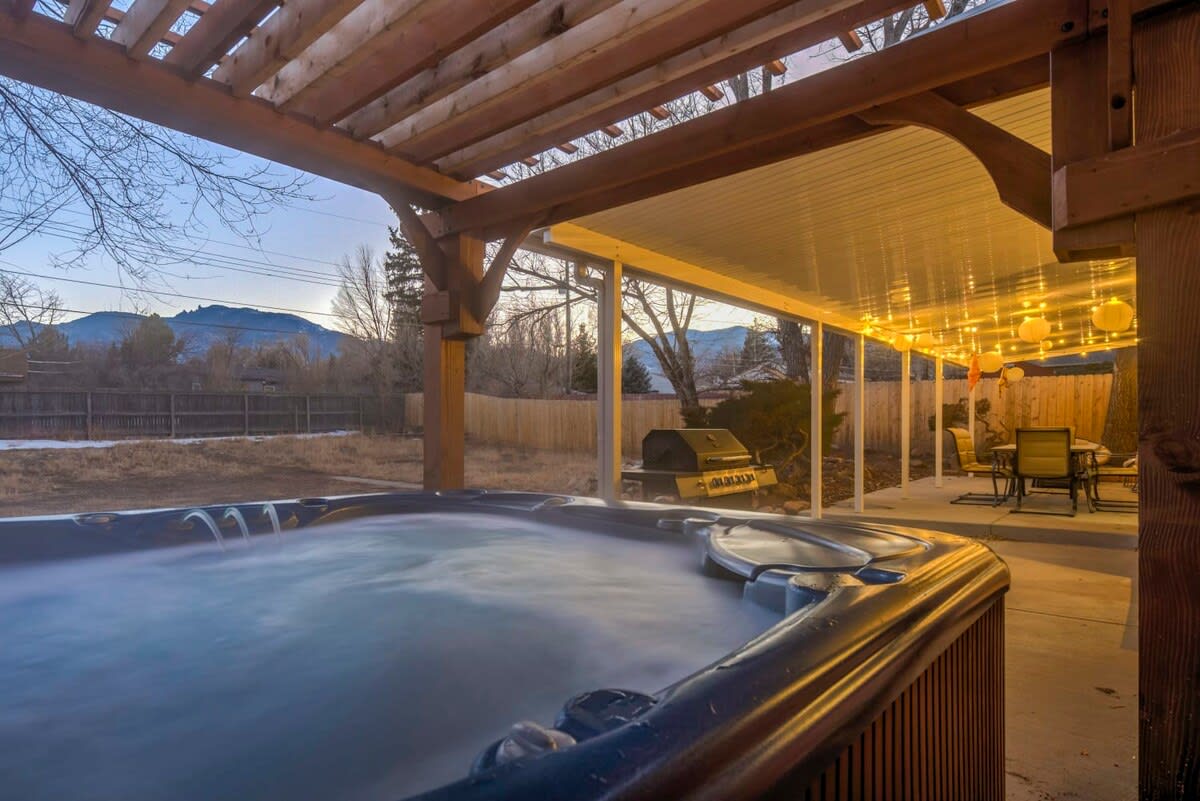 Hot Tub Mountain View Broadmoor Ranch Retreat Stay — Colorado Springs, CO — vacation rental
