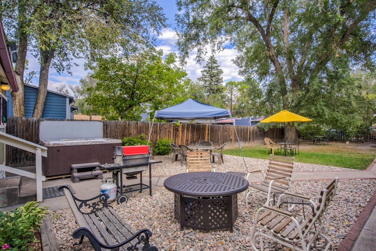 Hot tub fire pit 2 blocks from Colorado College CC — Colorado Springs, CO — vacation rental