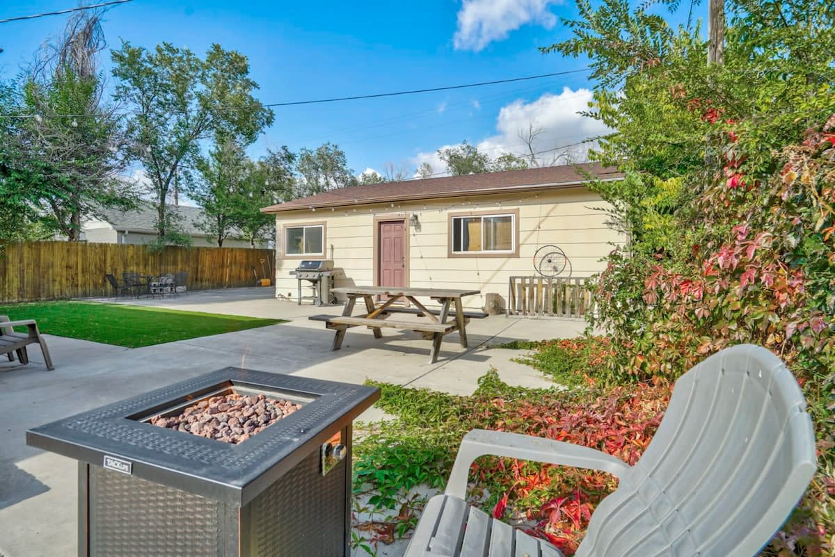 2BR Pet friendly BBQ Fire Pit in EastSide Colorado — Colorado Springs, CO — vacation rental