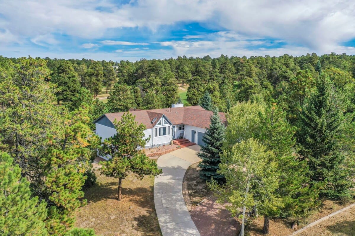 4BD Woodland Lodge Lg Deck, Backyard, & Pool Table — Monument, CO — vacation rental