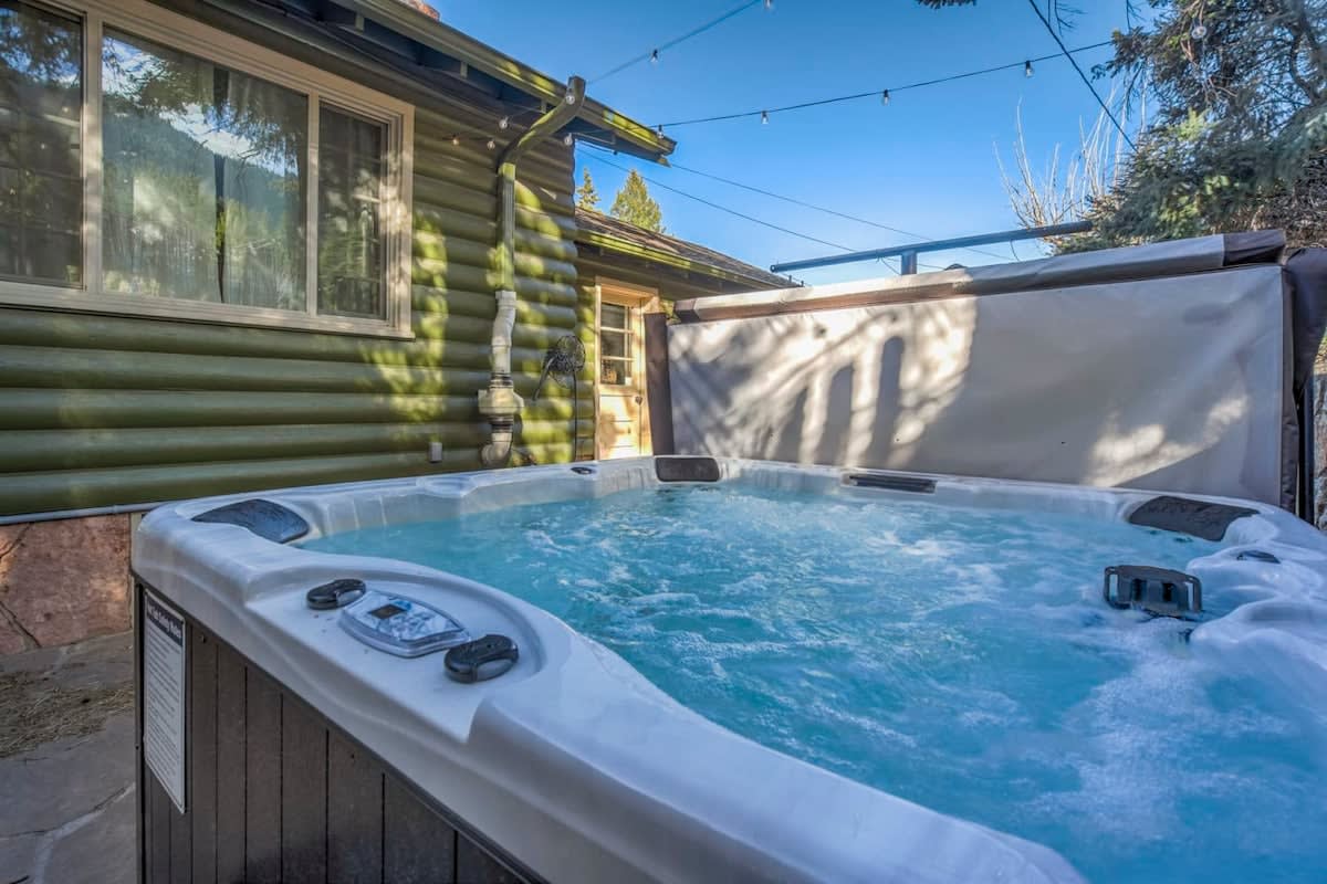 4BR Mountain Getaway w/Hot Tub Firepit & Game Room — Cascade-Chipita Park, CO — vacation rental