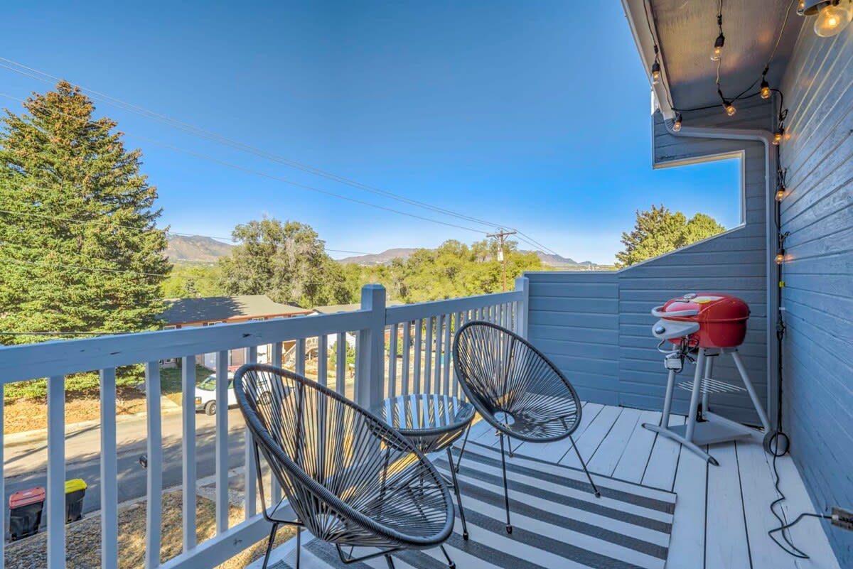 2BR duplex w balcony grill near Garden of the Gods — Colorado Springs, CO — vacation rental
