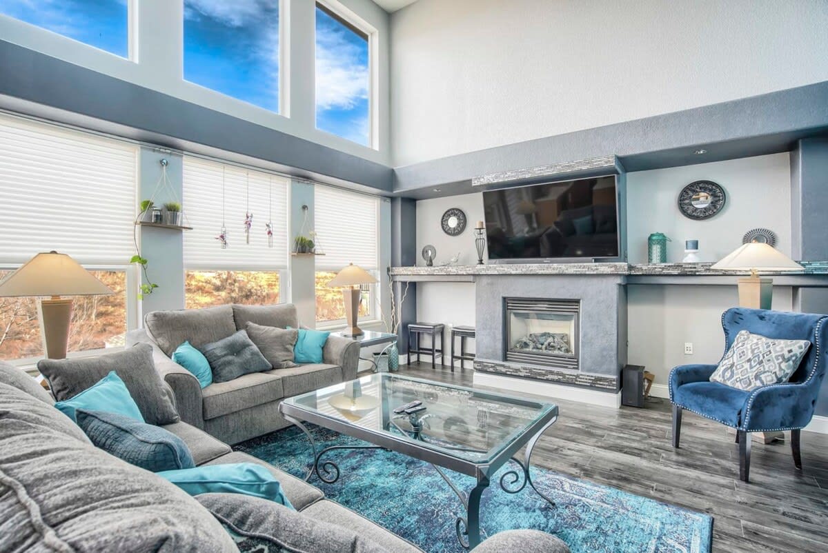 6BR Mountain View w HotTub ArcadeGame Northside CO — Colorado Springs, CO — vacation rental