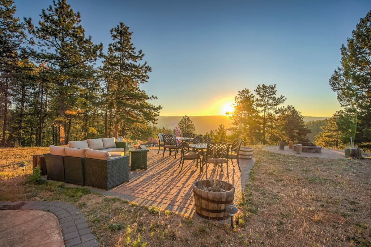 Colorado Lux! Private Cabin, Hot Tub, Game Room A — Woodland Park, CO — vacation rental
