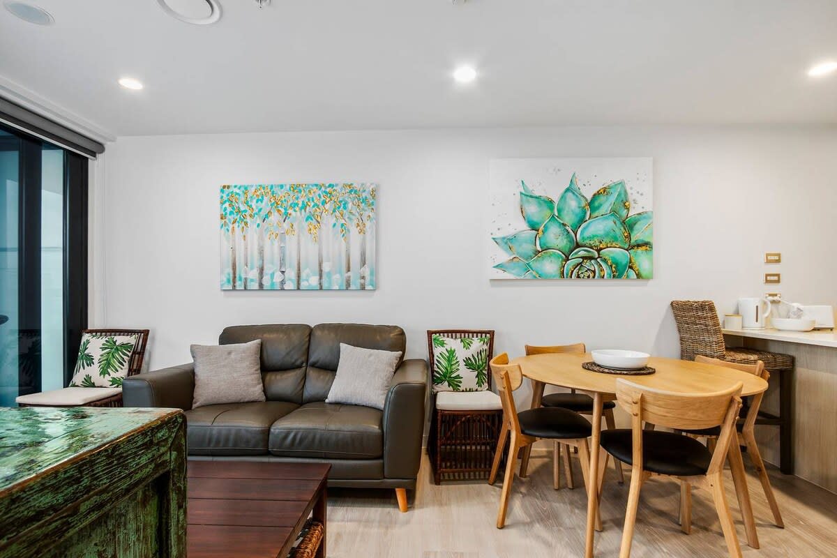 Sky Tower on Your Doorstep Gorgeous Two Bedroom Apt | Photo 2