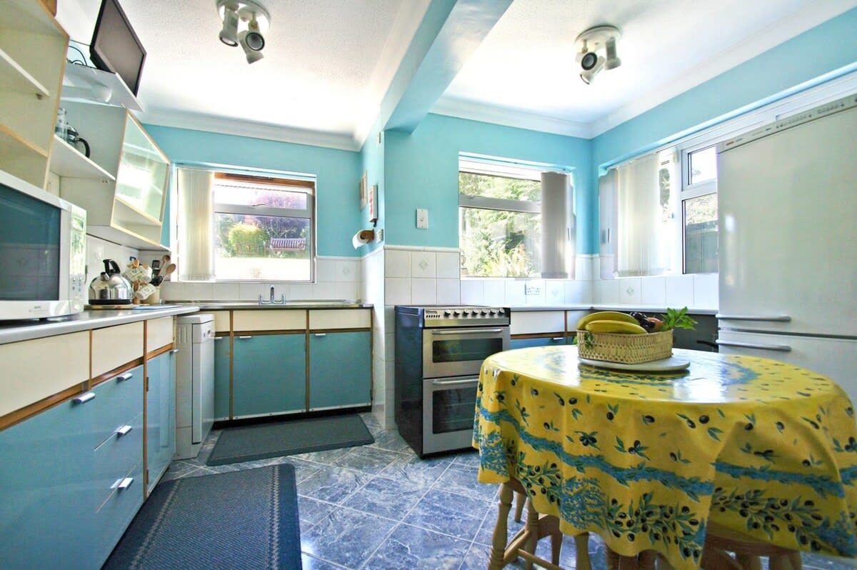 Dean Court Garden|Parking|by Brighton Holiday Lets - Brighton Holiday Home - Image 9