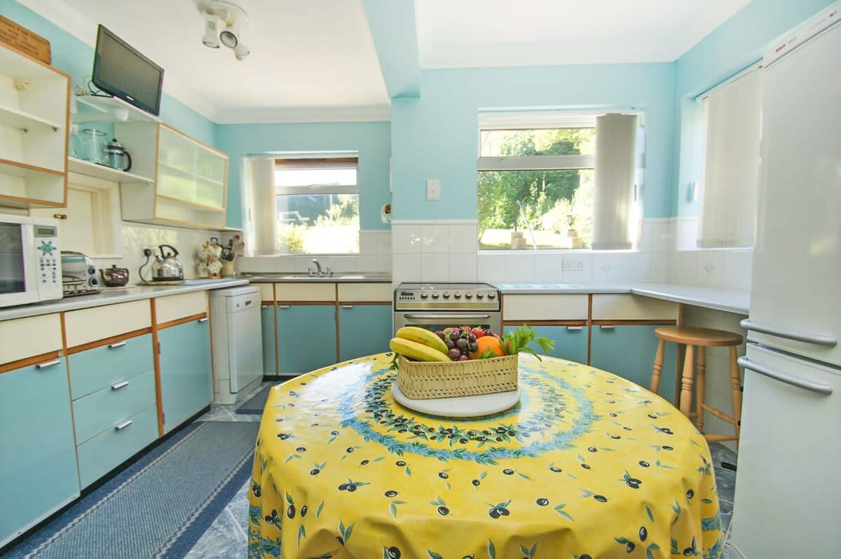 Dean Court Garden|Parking|by Brighton Holiday Lets - Brighton Holiday Home - Image 14