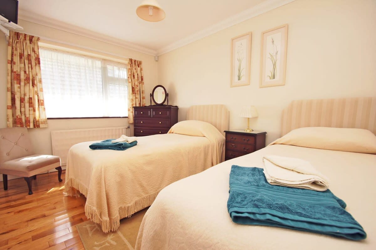 Dean Court Garden|Parking|by Brighton Holiday Lets - Brighton Holiday Home - Image 5