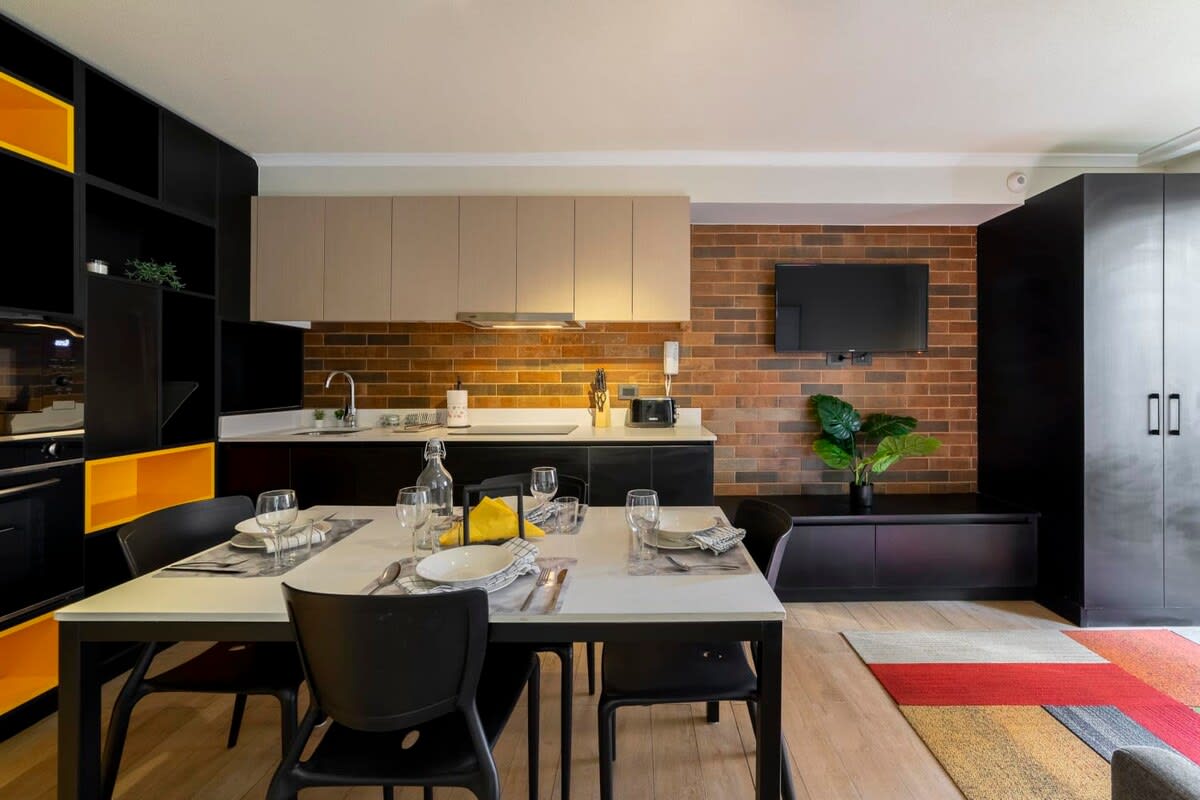 Experience modern living in this stylish studio with a fully equipped kitchen and cozy dining area.
