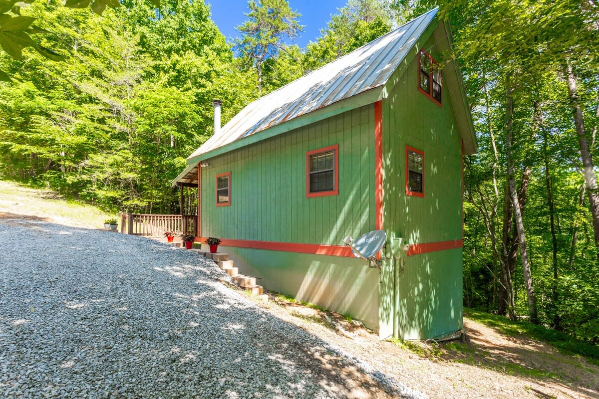 Cabin Near Amicalola Falls | Firepit | Great for a summer getaway! — Ellijay, GA — vacation rental