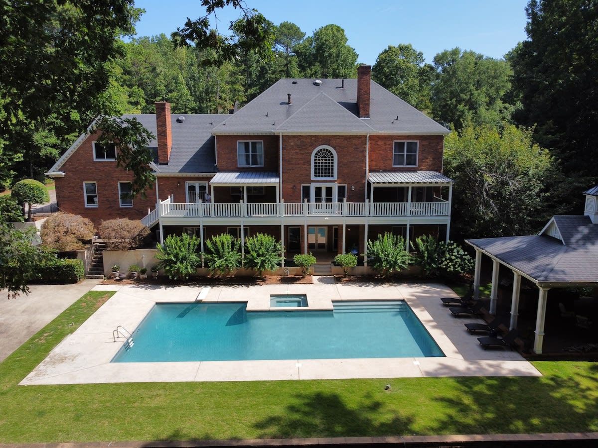 Luxury Saltwater Pool and Hot Tub - Large Family - Sleeps 14 — Douglasville, GA — vacation rental