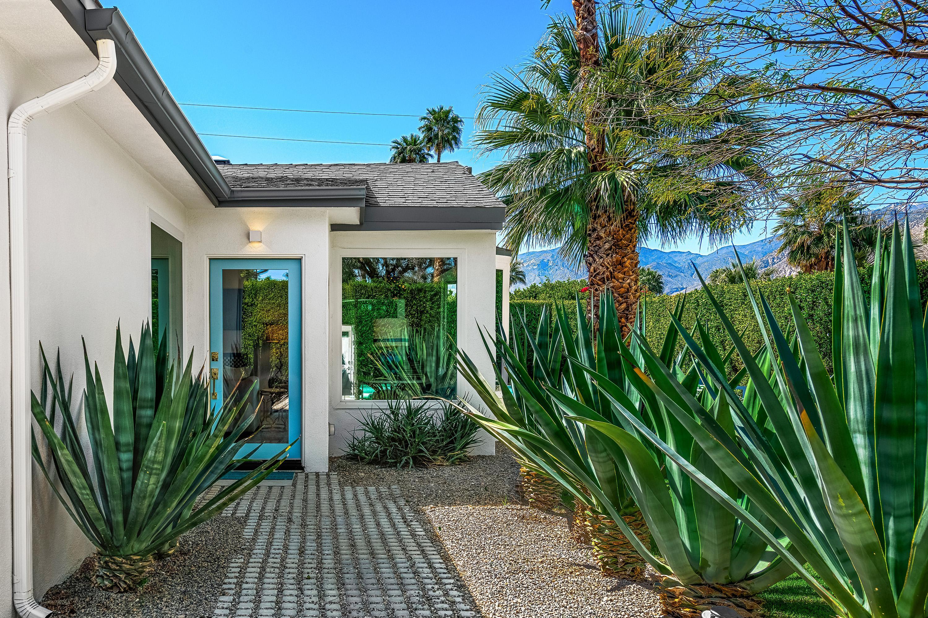 Mid-Century Oasis 4BD/Walled/Pool/Spa/Mtn Views