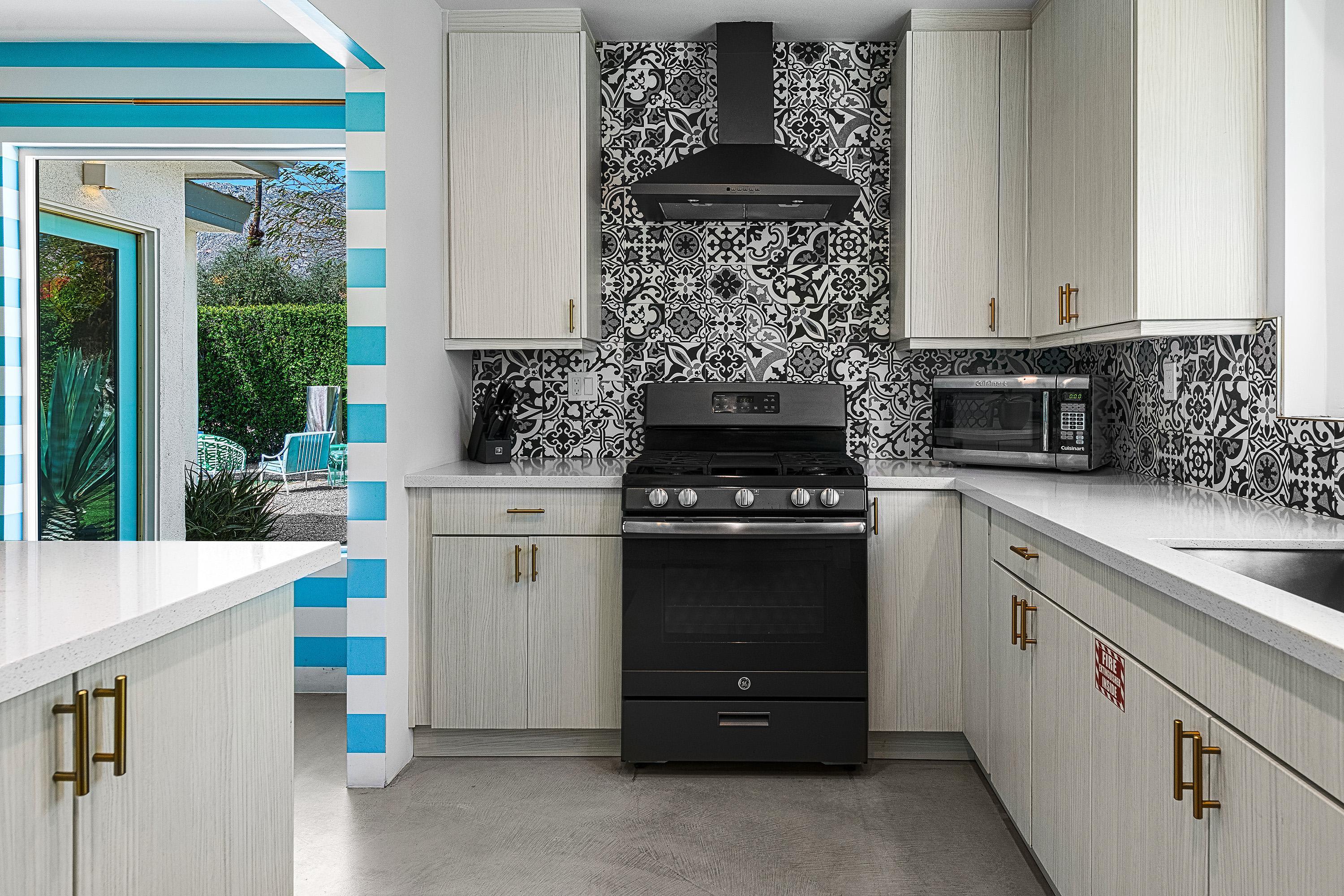 Mid-Century Oasis 4BD/Walled/Pool/Spa/Mtn Views  - Picture 18