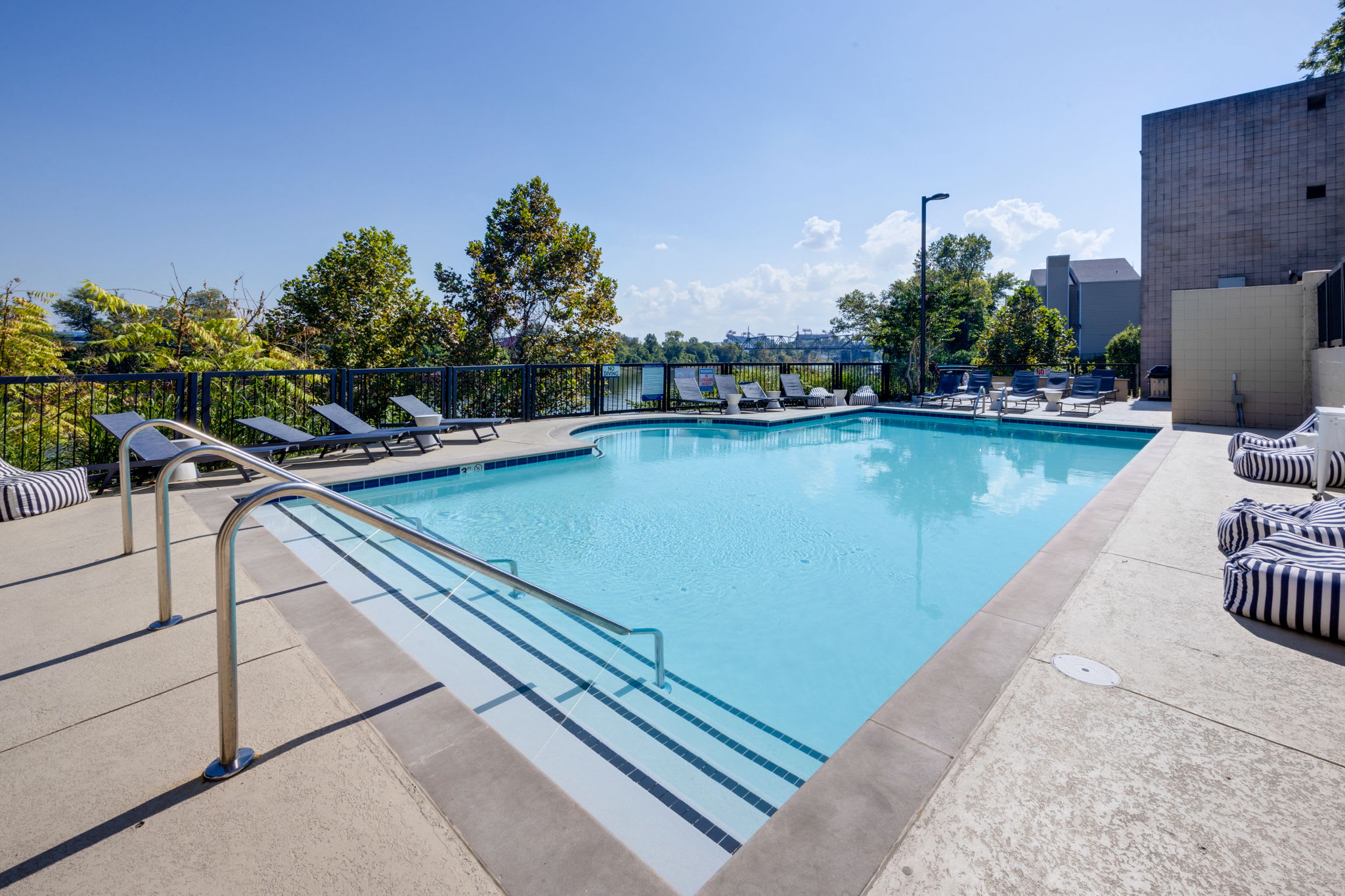 Riverfront Condo |Pool |Walk to Broadway |Sleeps 4