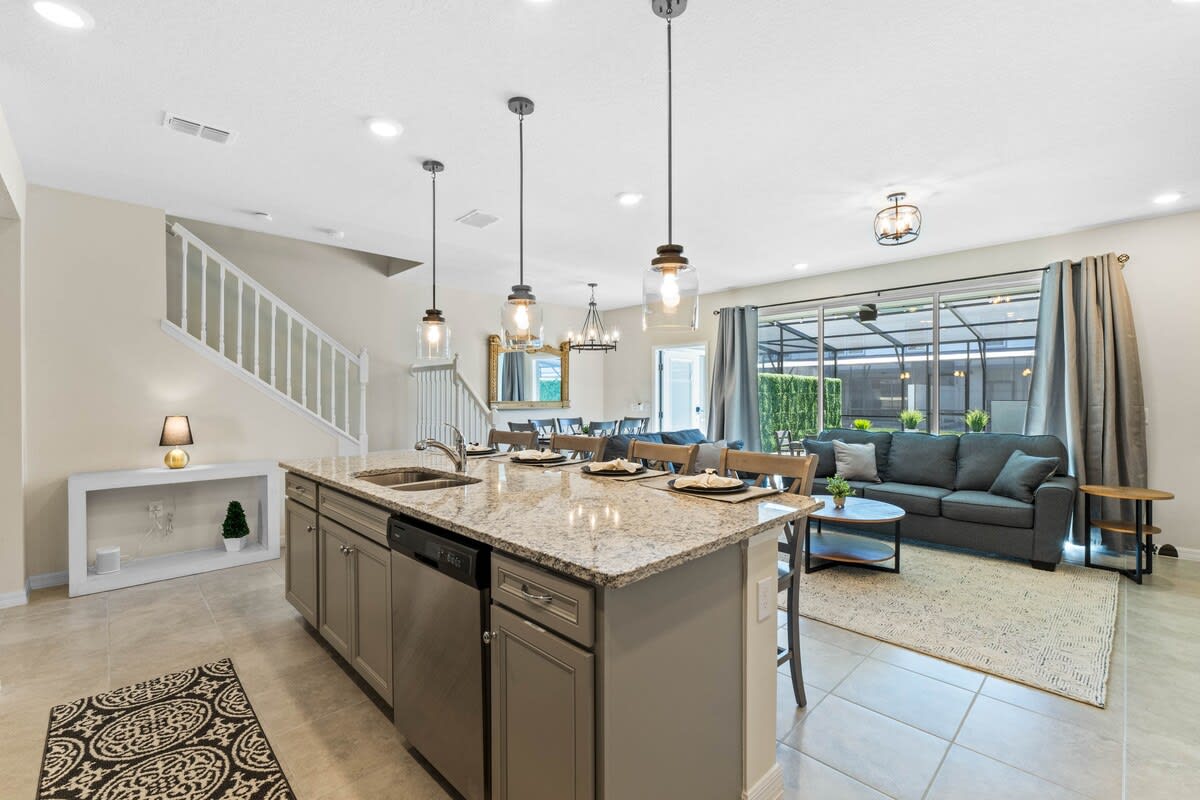 Amazing 5BR house with theme rooms, POOL HEAT INCLUDED  - Photo 13