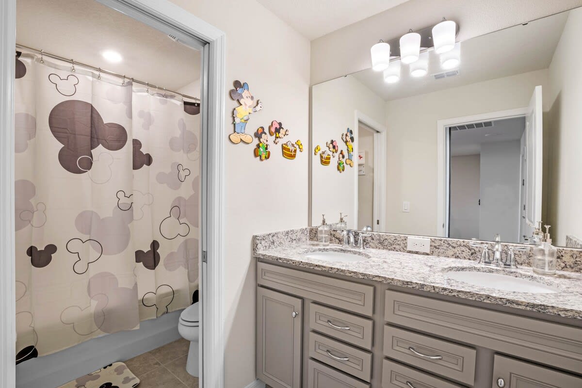 Amazing 5BR house with theme rooms, POOL HEAT INCLUDED  - Photo 24
