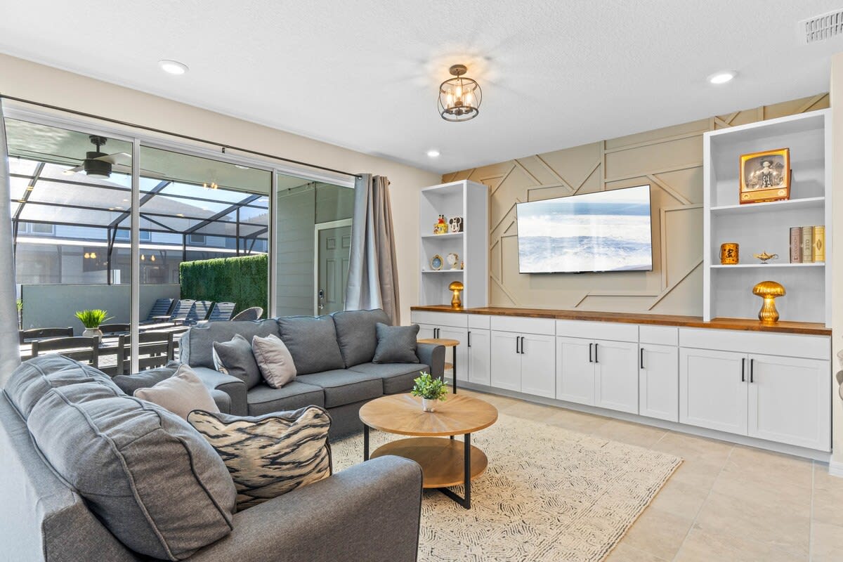 Amazing 5BR house with theme rooms, POOL HEAT INCLUDED  - Photo 9