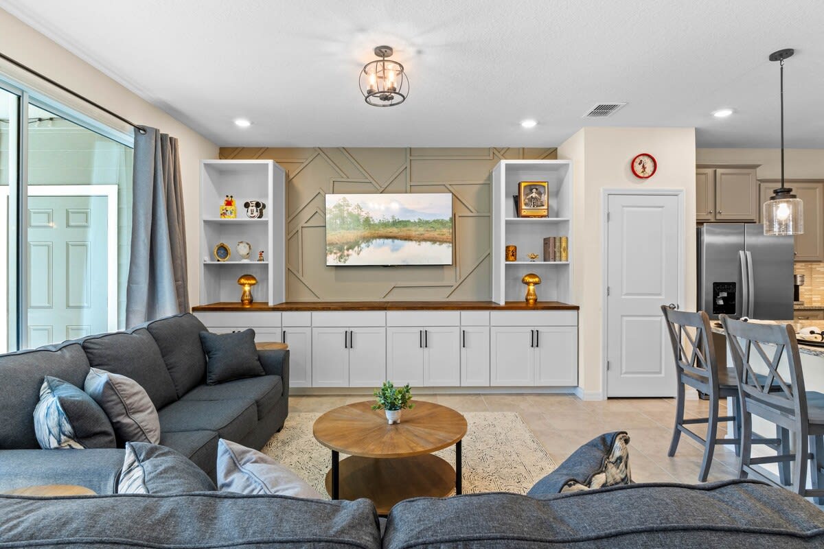 Amazing 5BR house with theme rooms, POOL HEAT INCLUDED