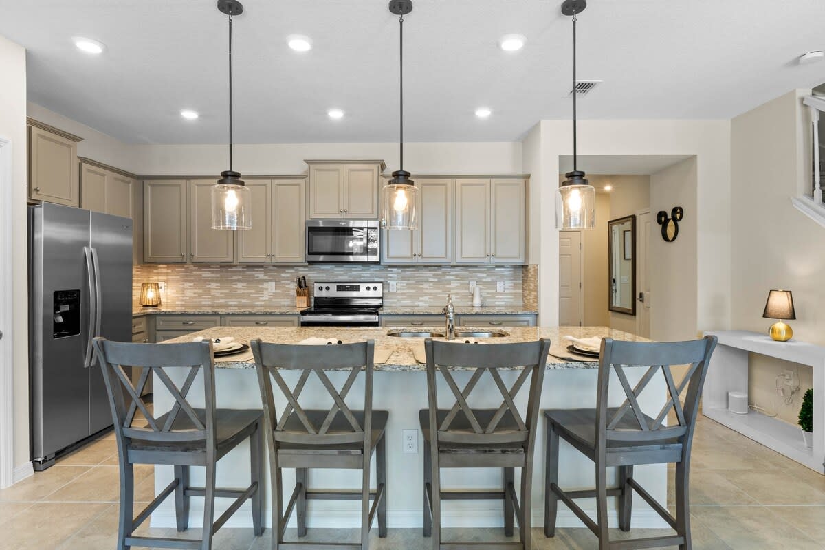 Amazing 5BR house with theme rooms, POOL HEAT INCLUDED  - Photo 16