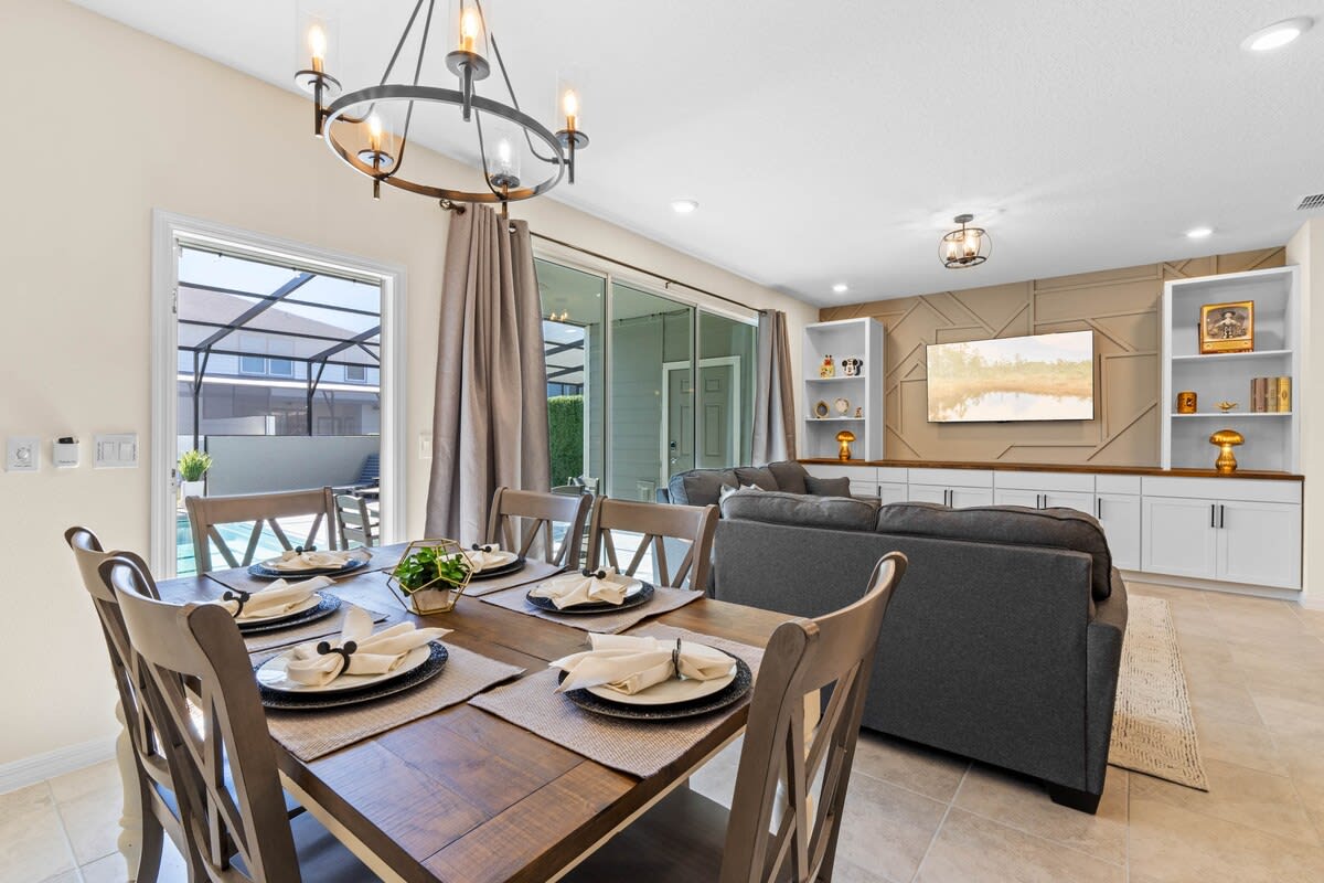 Amazing 5BR house with theme rooms, POOL HEAT INCLUDED  - Photo 7