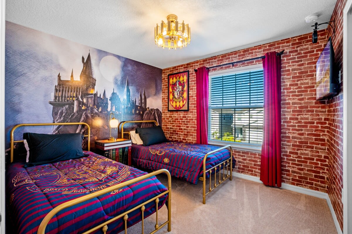 Amazing 5BR house with theme rooms, POOL HEAT INCLUDED  - Photo 4