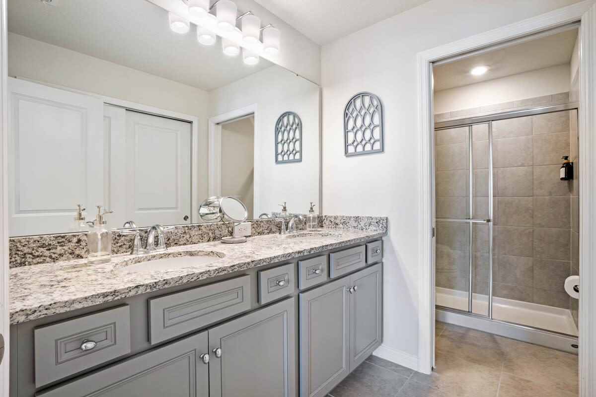 Amazing 5BR house with theme rooms, POOL HEAT INCLUDED  - Photo 26