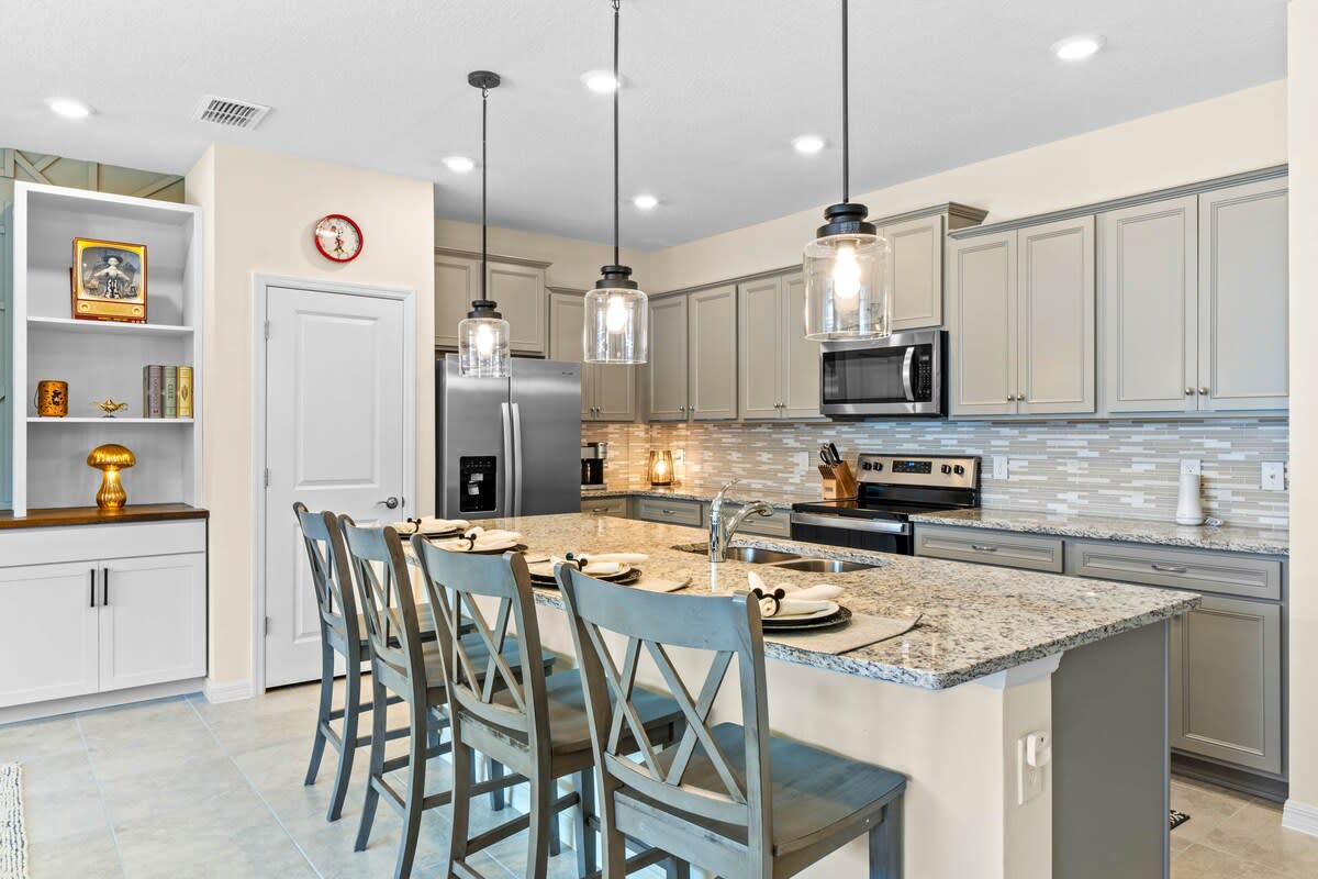 Amazing 5BR house with theme rooms, POOL HEAT INCLUDED  - Photo 11
