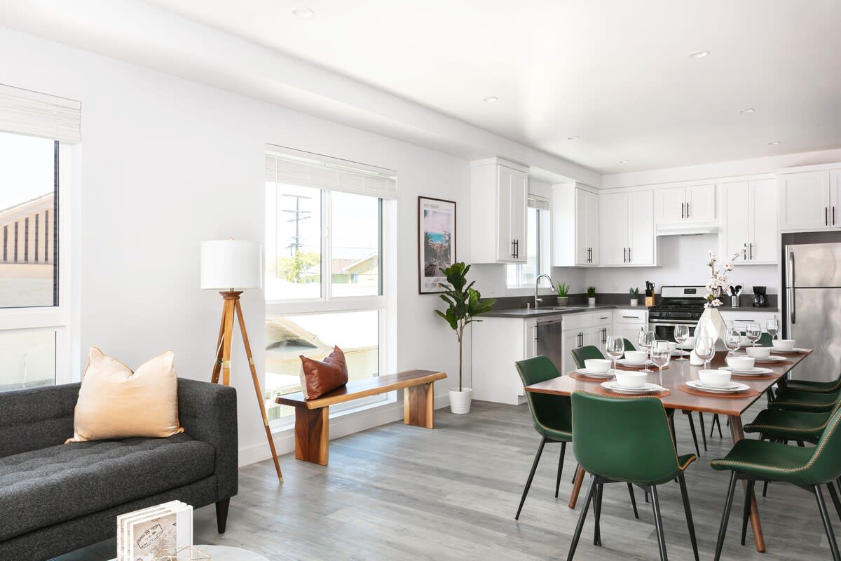 Stylish Townhouse With Free Parking And Wi-fi - Inviting Urban Retreat - Los Angeles, CA